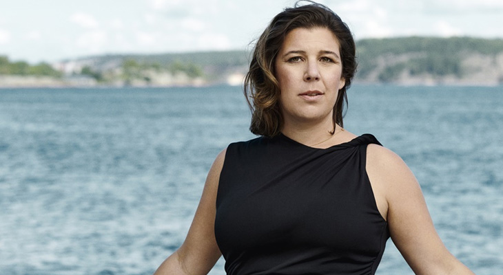 Författaren Johanna Schreiber tittar in i kameran