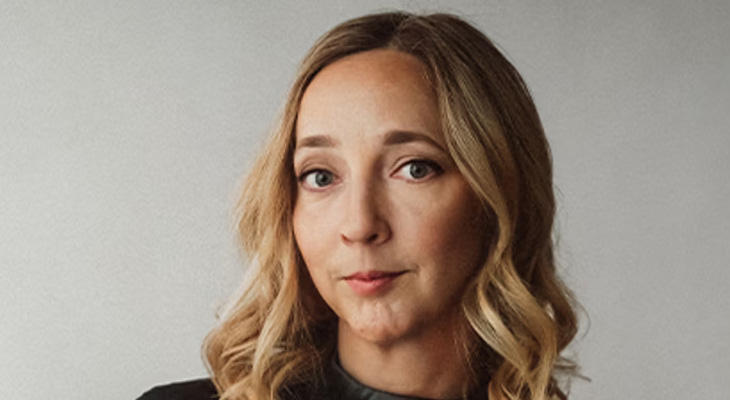 Författaren Emma Bouvin tittar in i kameran