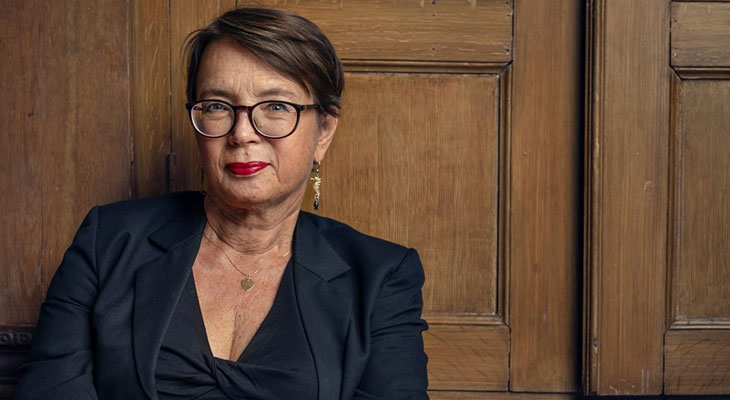Författaren Carina Burman tittar in i kameran