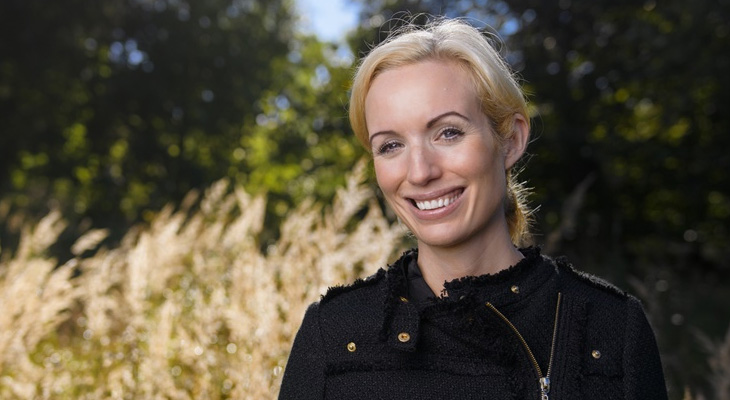 Författaren Jina Zachrisson tittar in i kameran