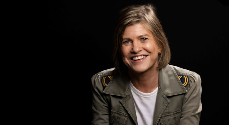 Författaren Clare Leslie Hall tittar in i kameran